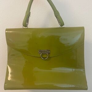 Like-New Green Ferragamo Handbag – Perfect for Everyday & Work!
